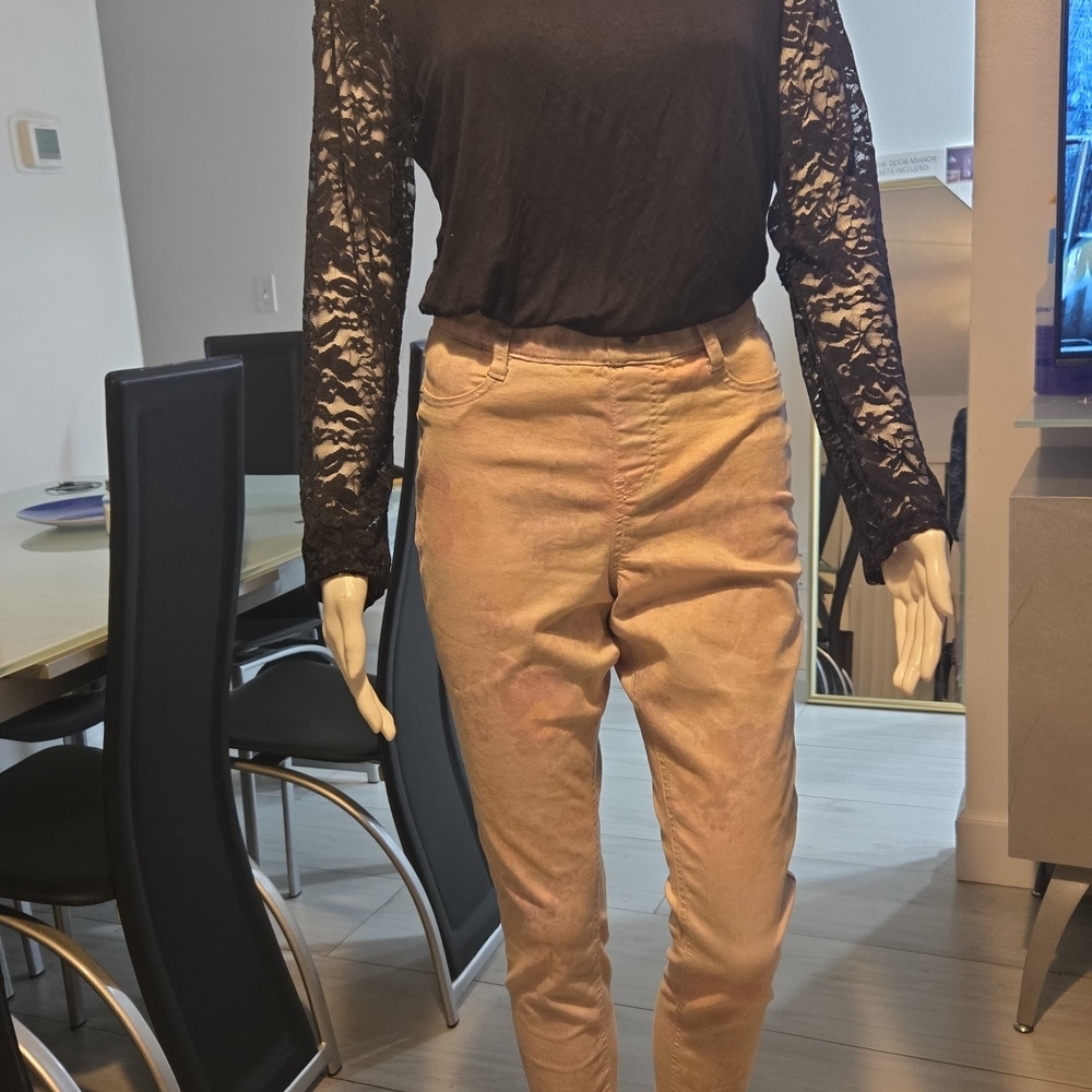 W061 HUE Black and Cream Garment